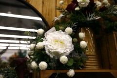 Stroik na groby białe kwiaty Jucca